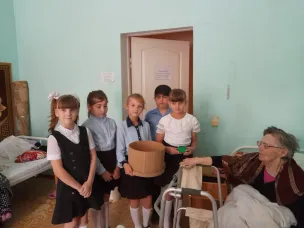 Из детских рук частичка теплоты