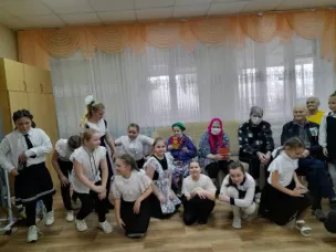 Ученики школы поздравляют с 8 марта