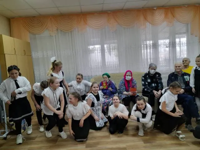 Ученики школы поздравляют с 8 марта