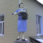 Памятник почтальону