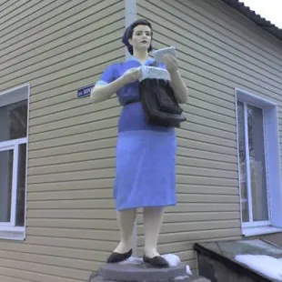 Памятник почтальону
