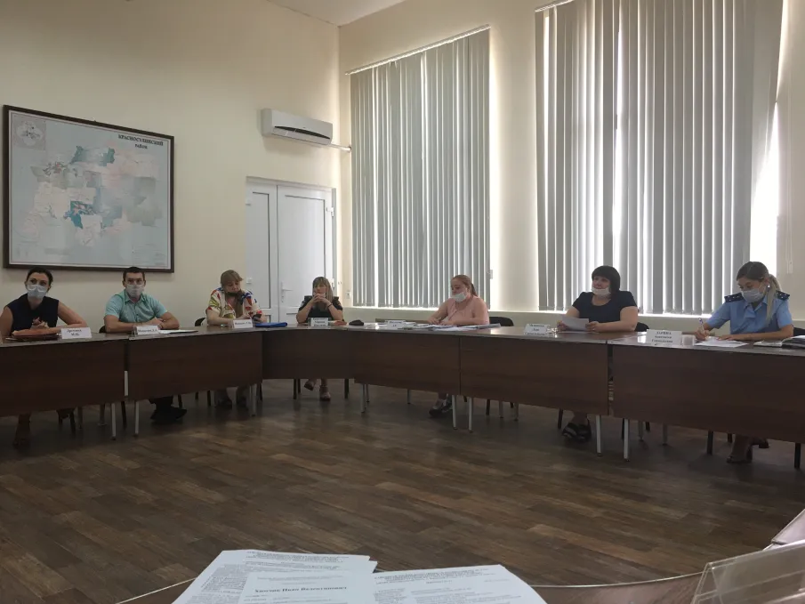 28.07.2020 года в Администрации Красносулинского района, состоялось заседание районной межведомственной комиссии по делам несовершеннолетних и защите их прав