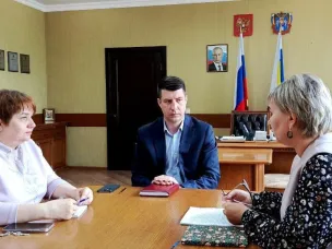 Глава Красносулинского района Иван Кирпичков провел встречу с социальным координатором филиала Государственного фонда  поддержки участников специальной военной операции «Защитники Отечества» на территории Красносулинского района Ольгой Кедровой