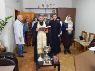 Настоятель Александро-Невского храма освятил красносулинскую больницу