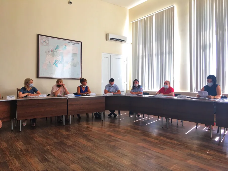 В Администрации Красносулинского района состоялось заседание районной межведомственной комиссии по делам несовершеннолетних и защите их прав