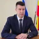 Красносулинцев ждет большая избирательная кампания
&nbsp;Иван Кирпичков
На предстоящих выборах красносулинцам предложат выбрать депутатов Государственной Думы России, депутатов представительных органов власти 11 поселений (Божковское сельское поселение, Владимировское сельское поселение, Горненкское городское поселение, Гуково-Гнилушевское сельское поселение, Долотинское сельское поселение, Киселевское сельское поселение, Ковалевское сельское поселение, Комиссаровское сельское поселение, Пролетарское сельское поселение, Садковское сельское поселение, Углеродоское городское поселение).
Голосование в 2026 году, по решению Центральной избирательной комиссии, пройдет в течении трех дней &ndash; 18,19,20 сентября.
По данным Территориальной избирательной комиссии в районе зарегистрировано 52443 избирателя.
Всего в ходе голосования будут замещены 450 мандатов депутатов Государственной Думы и 110 мандатов депутатов представительных органов власти в 11 сельских и городских поселений района.
Выборы пройдут в единый день голосования в традиционной форме &ndash; на избирательных участка. Кроме того в ходе традиционного голосования будет применятся такая форма волеизъявления как ДЭГ (дистанционное электронное голосование). Эта форма голосования уже знакома красносулинскому избирателю. В эти же дни будет возможность выбрать удаленный избирательный участок через программу &laquo;Мобильный избиратель&raquo;.
Согласно федеральному законодательству контроль за выборами будут осуществлять общественные наблюдатели. Работа по организации наблюдателей на избирательных участках и на дистанционном электронном голосовании уже начата. В районе на 65 избирательных участках - с учетом трехдневного голосования предстоит работа 163 общественным наблюдателям.
В настоящее время подготовка к проведению выборов идет в штатном режиме, все запланированные в районе выборы были назначены в установленный законом срок. Как сообщили в Территориальной избирательной комиссии Красносулинского района, сейчас идет этап выдвижения и регистрации кандидатов, который завершится в первой декаде августа. Все избирательные комиссии сформированы, имеется резервный состав. Идет обучение &ndash; как организаторов выборов, так и корпуса наблюдателей.

Наша задача &ndash; обеспечить прозрачность, законность и безопасность избирательного процесса на территории района, чтобы каждый житель мог реализовать свое конституционное право в комфортных и защищенных условиях.
