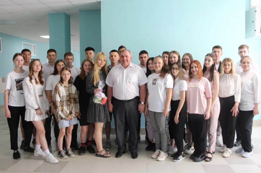 21 июня в Красному Сулине на базе "Точки роста" школы №6 прошла встреча главы Администрации Красносулинского района Николая Альшенко с молодыми людьми, которые достигли успехов в самых разнообразных сферах