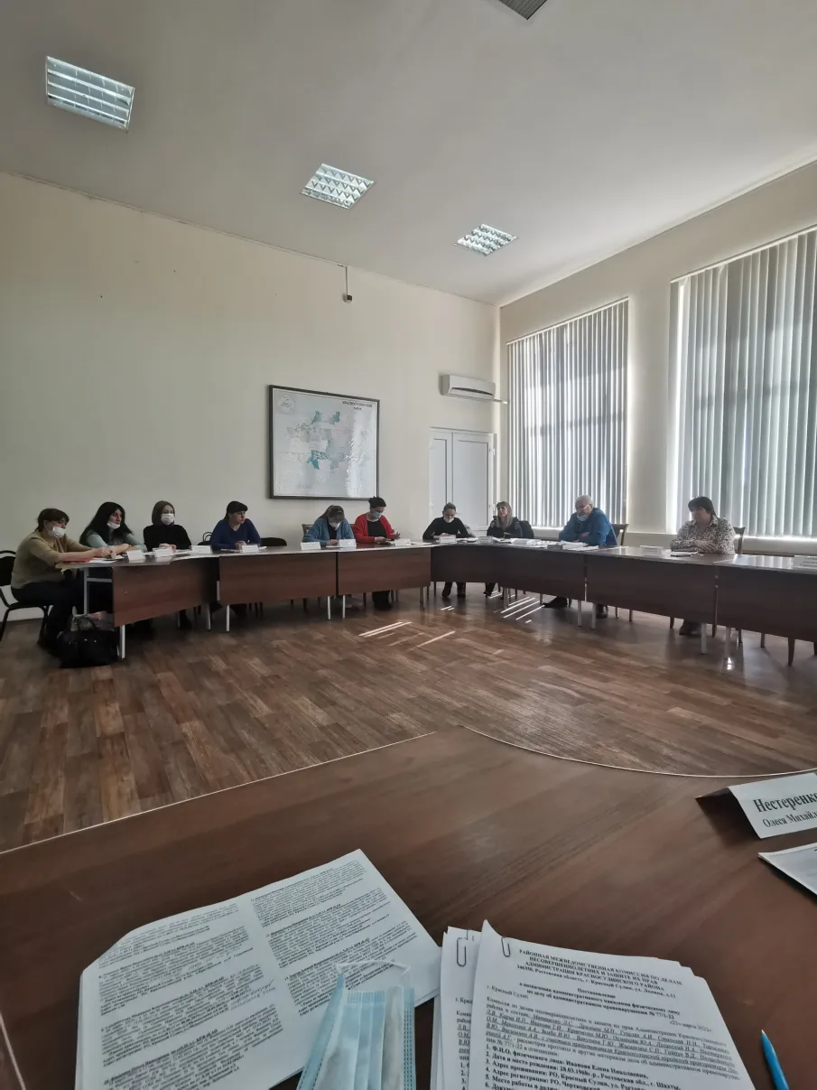 В Администрации Красносулинского района, состоялось заседание районной межведомственной комиссии по делам несовершеннолетних и защите их прав, с участием представителя Красносулинской городской прокуратуры