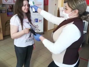МФЦ предоставления государственных и муниципальных услуг Красносулинского района каждого посетителя встречает с бесконтактным термометром