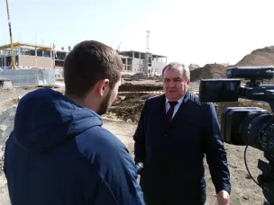 Николай Альшенко посетил строящуюся школу в Красном Сулине
