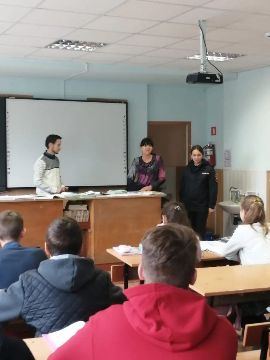 В МБОУ Комиссаровская СОШ членами комиссии по делам несовершеннолетних и защите их прав Администрации Красносулинского района проведены лекции