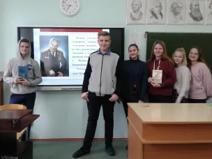 Для учащихся МБОУ гимназия №1 прошел тематический час «Творец легендарного автомата»