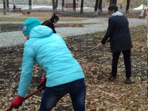 Подростки, состоящие в «группе риска» приняли участие в субботнике