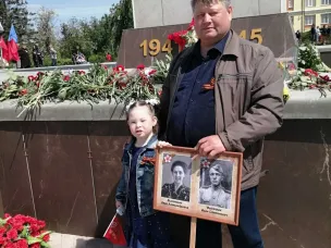 С папой весело шагать на парад