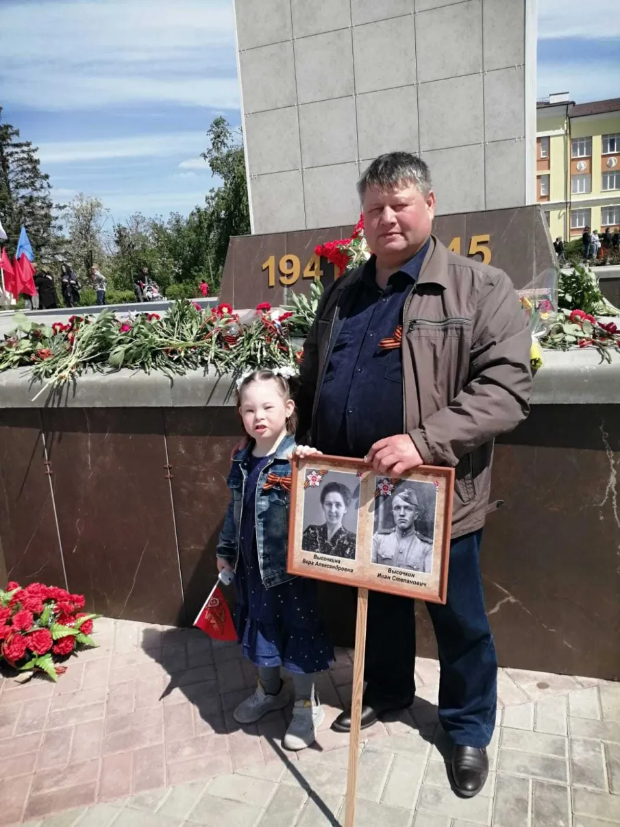 С папой весело шагать на парад