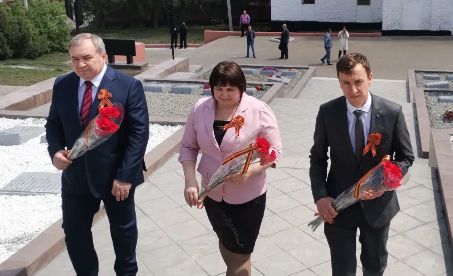 Памяти павших героев: состоялось возложение цветов у мемориала на ул. Заводской