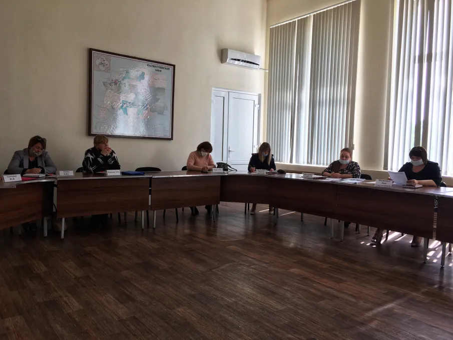 В Администрации Красносулинского района состоялось заседание районной межведомственной комиссии по делам несовершеннолетних и защите их прав