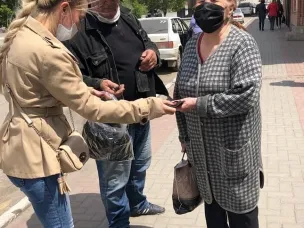 В Красносулинском районе пенсионерам выдали бесплатные маски