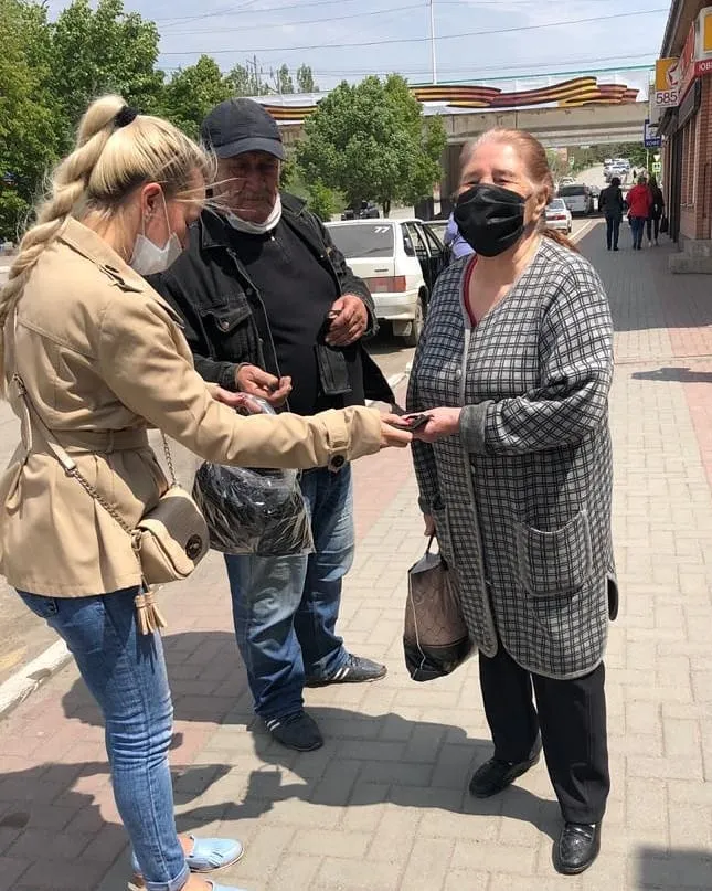 В Красносулинском районе пенсионерам выдали бесплатные маски