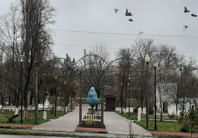 В рамках национального проекта «Жилье и городская среда» завершились работы по благоустройству общественной территории, расположенной по адресу: Ростовская область, Красносулинский район,     г. Красный Сулин, ул. Фурманова, 2а