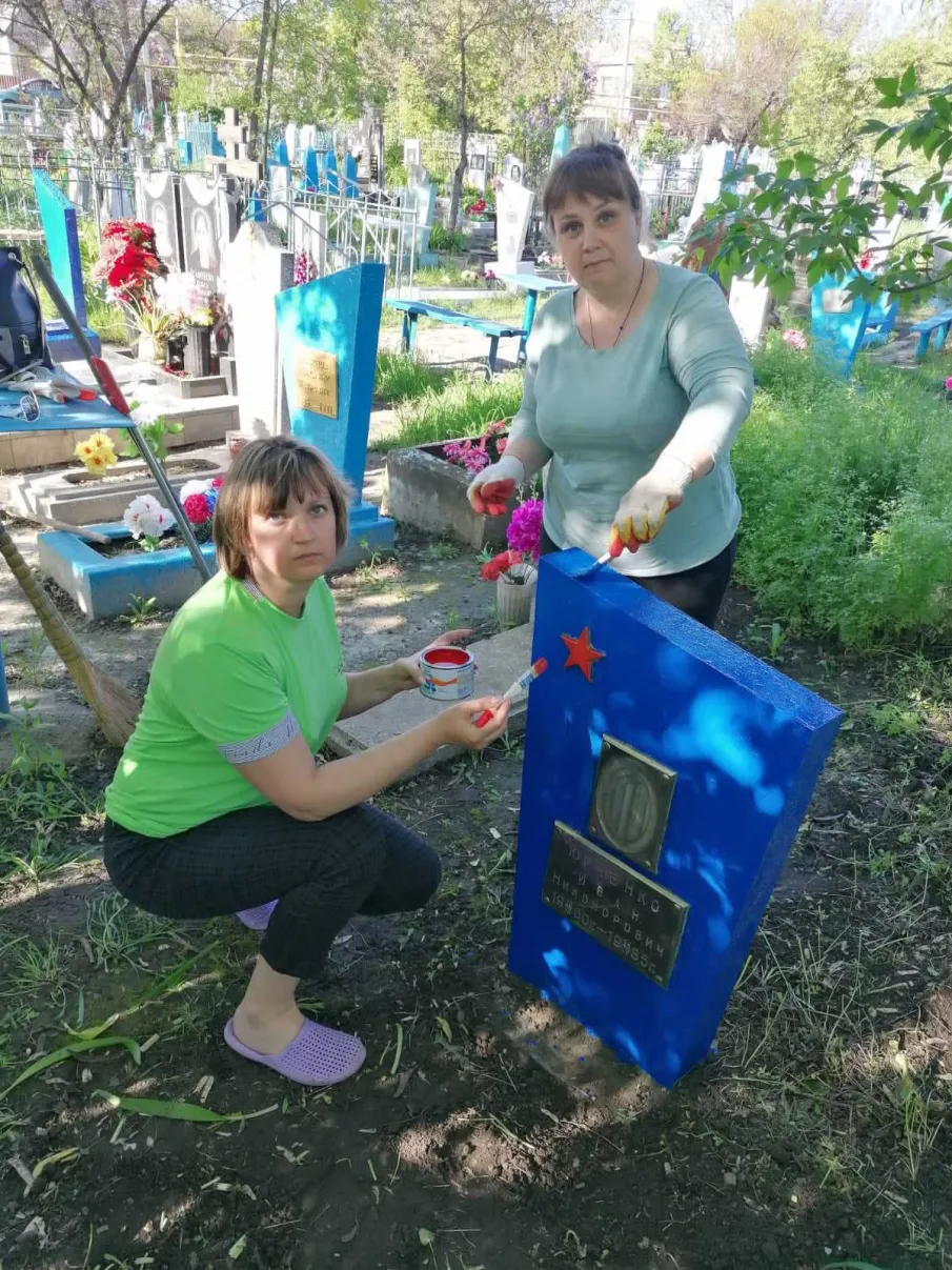 В преддверии празднования Дня Победы, привели в порядок могилы, покрасили памятники, убрали траву