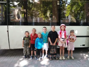 27.06.2024 г. Управлением социальной защиты населения Красносу-линского района отправлена группа детей в составе 10 человек  к месту прохождения оздоровления  в ООО пансионат «Красный Десант»