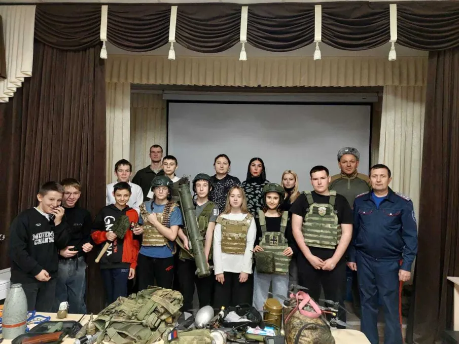 Урок мужества в Углеродовской школе