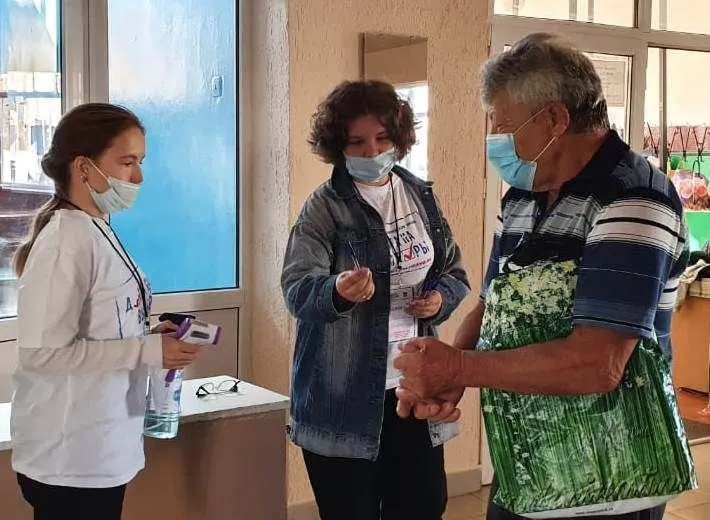 В дни голосования волонтеры реализовали акцию  «Дорога на выборы»