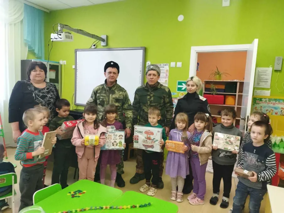 Посетили детские дошкольные учреждения со статусом «казачье» в х. Лихой  детский сад № 1 «Светлячок» и в станице Владимировская детский сад «Казачок», с подарками