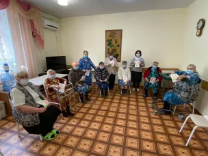 Коллаж поздравлений с Международным Днем пожилых людей для проживающих в социально-реабилитационных отделениях от волонтерского отряда «Твори добро»