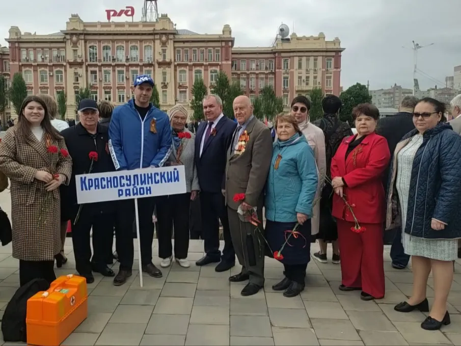 Сегодня, 8 мая, делегация Красносулинского района приняла участие в торжественной церемонии возложения гирлянды Славы к мемориалу «Воинам-освободителям города Ростова-на-Дону от немецко-фашистских захватчиков» на Театральной площади