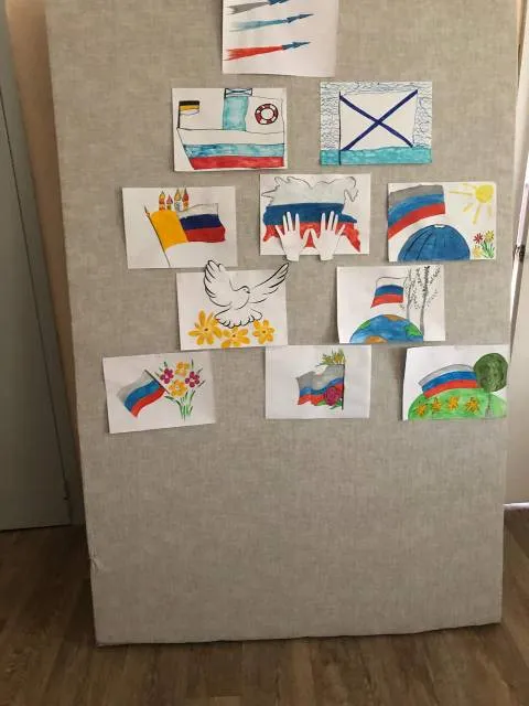 Гордо реет флаг державный