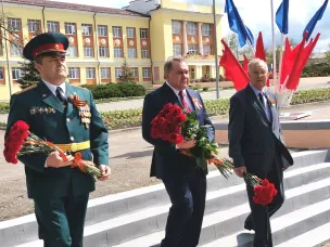 Николай Альшенко возложил цветы к мемориалу Победы
