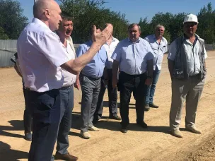 Глава Администрации Красносулинского района Николай Альшенко провел выездное совещание с руководителем подрядной организации, которая занимается строительством школы на 600 мест в поселке Н-ГРЭС.