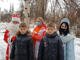 В преддверии Нового года получили поздравления и подарки от члена Общественной палаты Российской Федерации