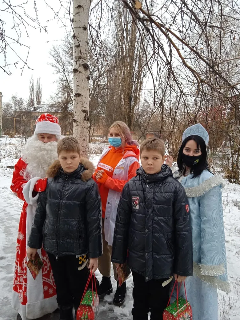 В преддверии Нового года получили поздравления и подарки от члена Общественной палаты Российской Федерации