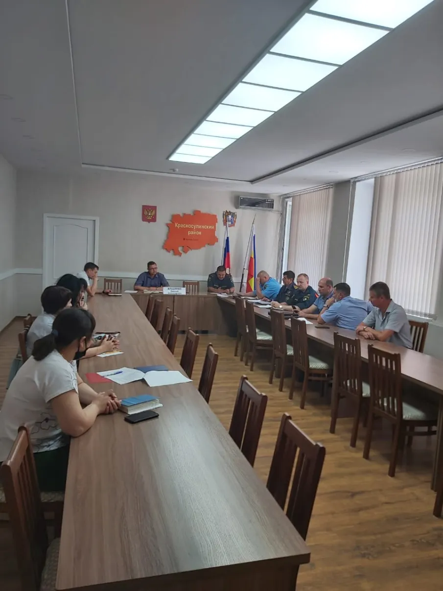 В Администрации Красносулинского района состоялось внеплановое заседание комиссии по предупреждению и ликвидации чрезвычайных ситуаций и обеспечению пожарной безопасности Красносулинского района