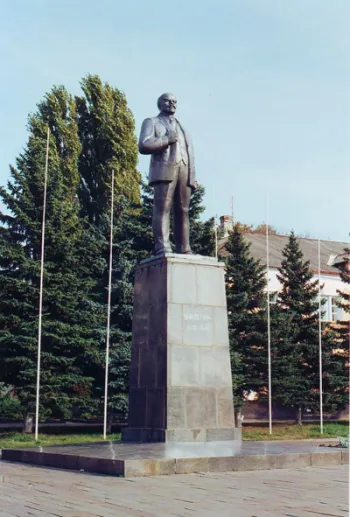 Памятник В.И. Ленину на центральной площади города