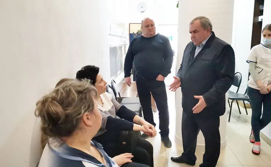 Николай Альшенко проверил наличие лекарств в одной из городских аптек и продуктов в продовольственном магазине