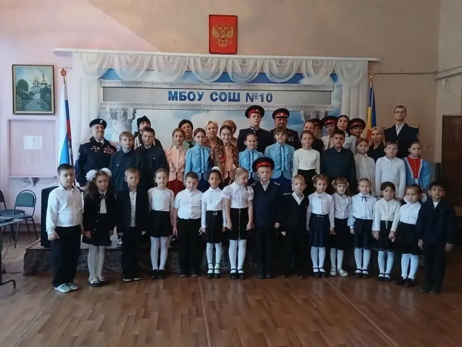 Торжественная церемония посвящения в казачата учеников первого класса