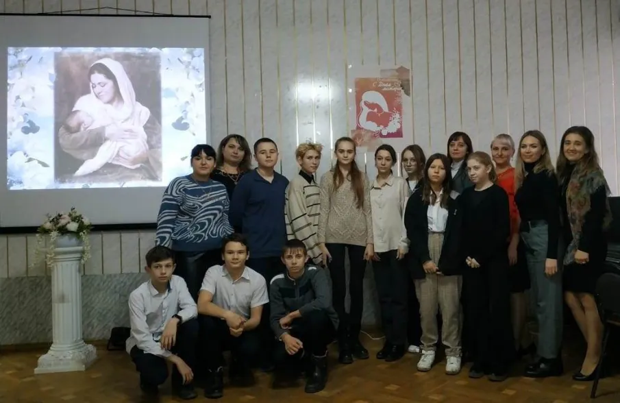 В мир приходит женщина, чтобы мир спасти