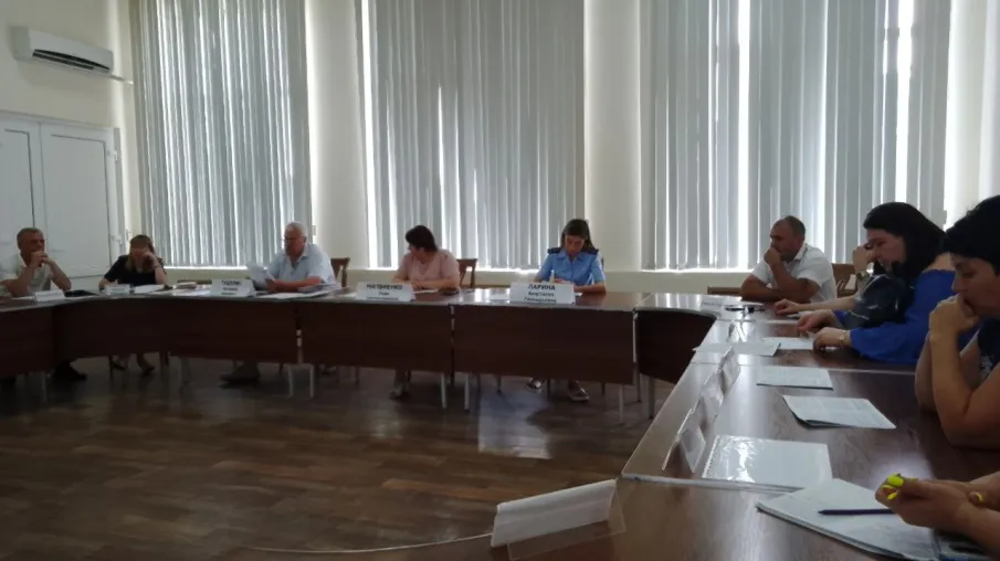 Состоялось заседание районной межведомственной комиссии по делам несовершеннолетних и защите их прав, с участием представителя Красносулинской городской прокуратуры