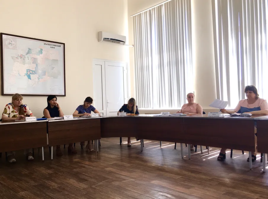 В Администрации Красносулинского района состоялось очередное заседание районной межведомственной комиссии по делам несовершеннолетних и защите их прав