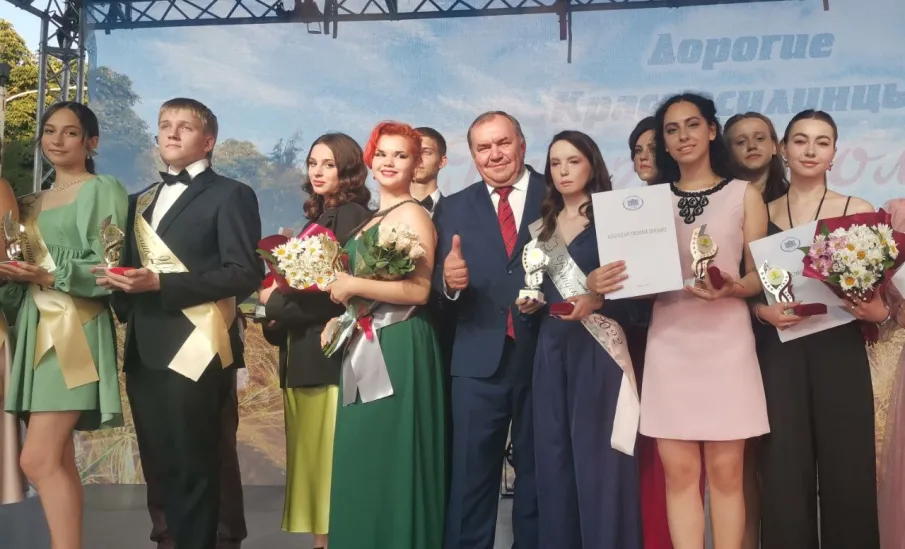 На центральной площади города состоялся общерайонный выпускной бал