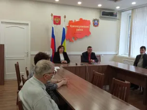 Награждены почётными грамотами, работники, внёсшим значительный вклад в развитие бытового обслуживания населения и жилищно-коммунального хозяйства Красносулинского района