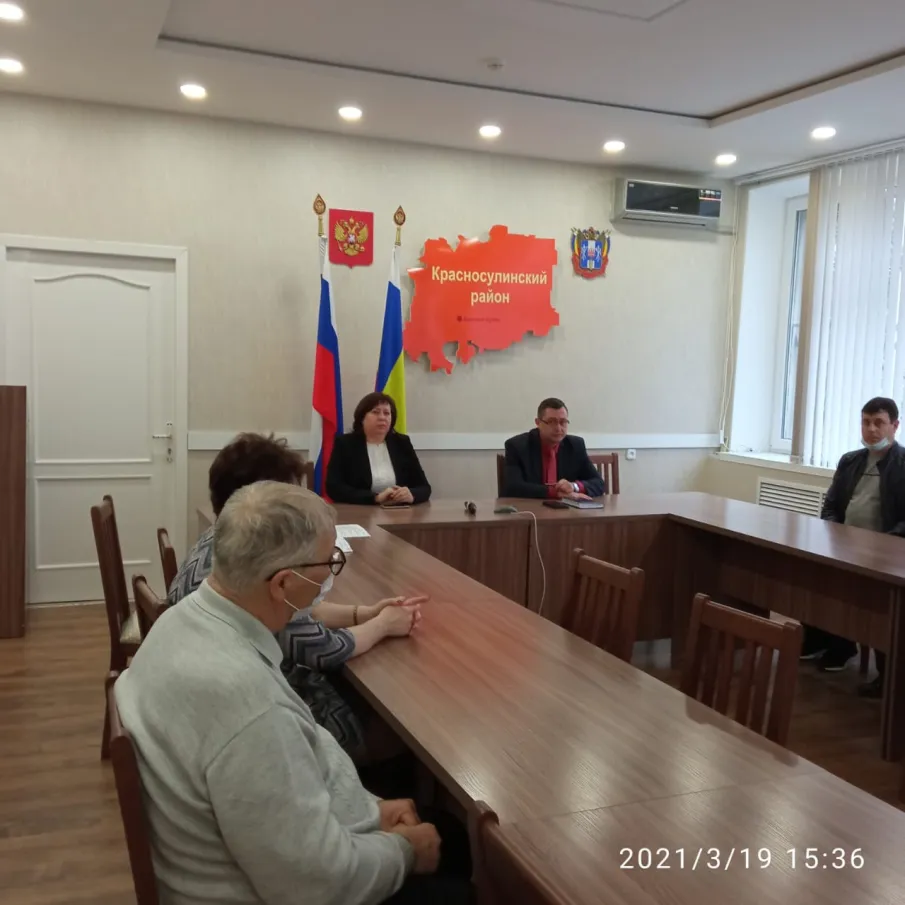Награждены почётными грамотами, работники, внёсшим значительный вклад в развитие бытового обслуживания населения и жилищно-коммунального хозяйства Красносулинского района