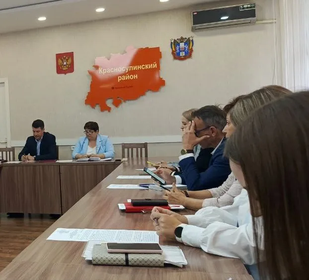На первом заседании Совета по увековечиванию памяти защитников Отечества на территории Красносулинского района поставили планы и задачи по открытию Уголка Памяти в Углеродовской школе
