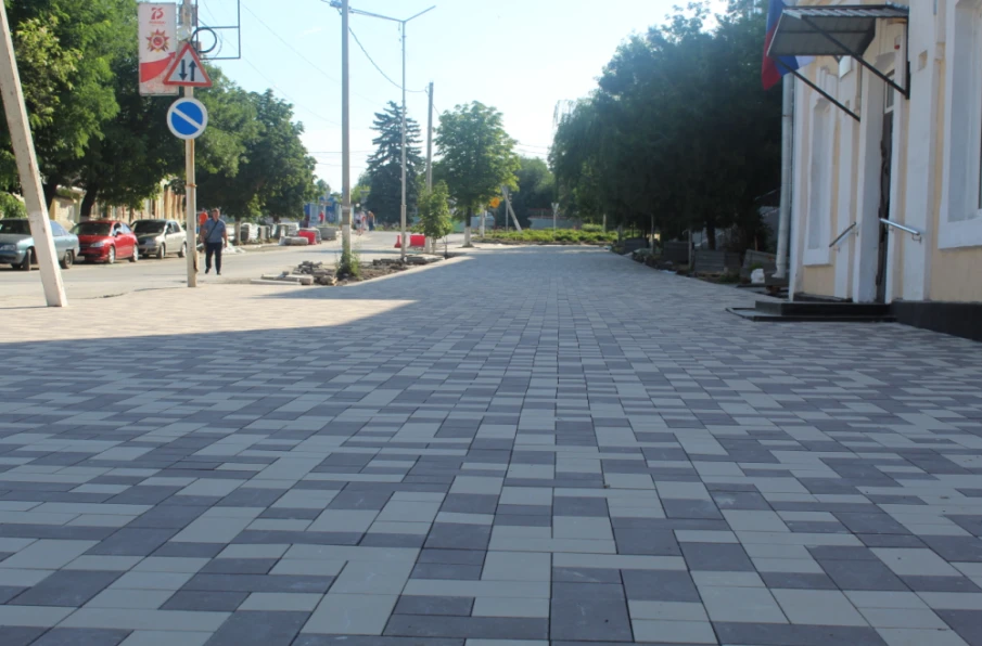В Красносулинском городском поселении полным ходом идут работы по благоустройству общественных территорий и проведению капитального ремонта в многоквартирных домах