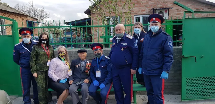 Казаки - волонтеры поздравили на дому Ветеранов  с Великой датой  75 - летия Победы в Великой Отечественной Войне