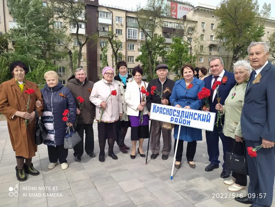 В Ростове-на-Дону к Вечному огню на Театральной площади возложили Гирлянду Славы
